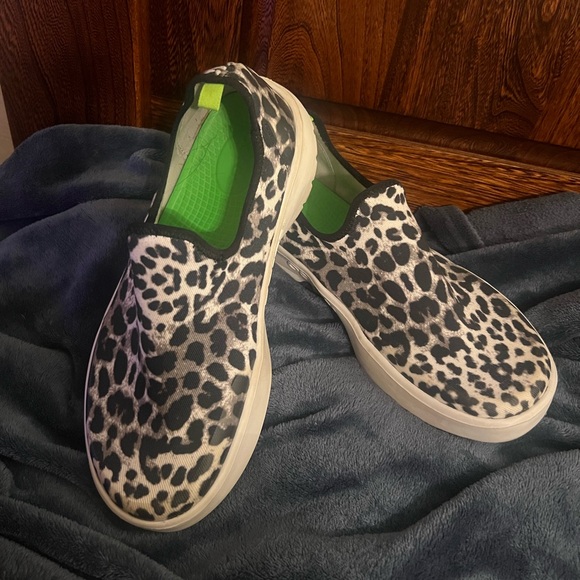 OOFOS Shoes - OOFOS Oomg Cloth Animal Print Slip On Shoes, women’s size 8, good condition